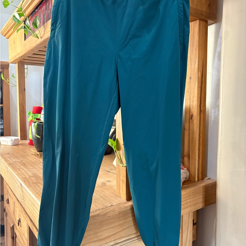Lululemon adapted state storm teal Capris - Picture 6 of 10